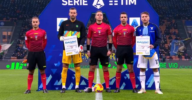 EDG赛训返图：Uzi站在Maokai身后认真听复盘