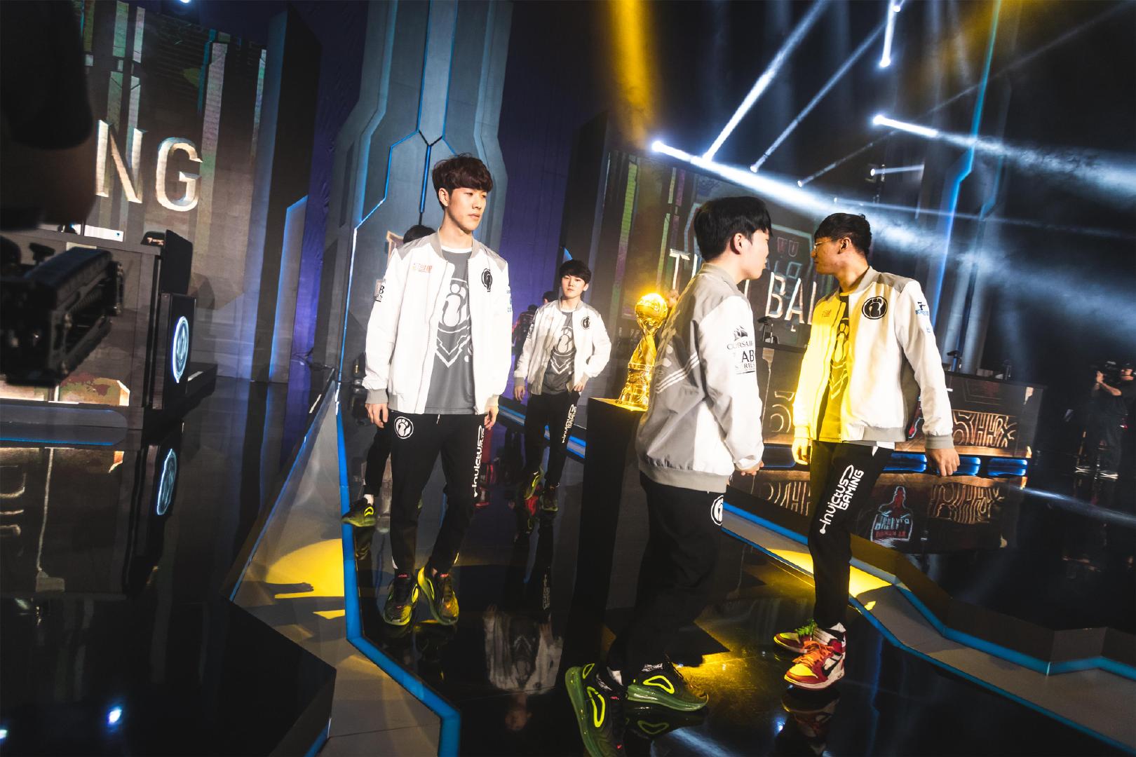 恭喜NV拿下首届英雄联盟手游艾欧尼亚杯总决赛冠军